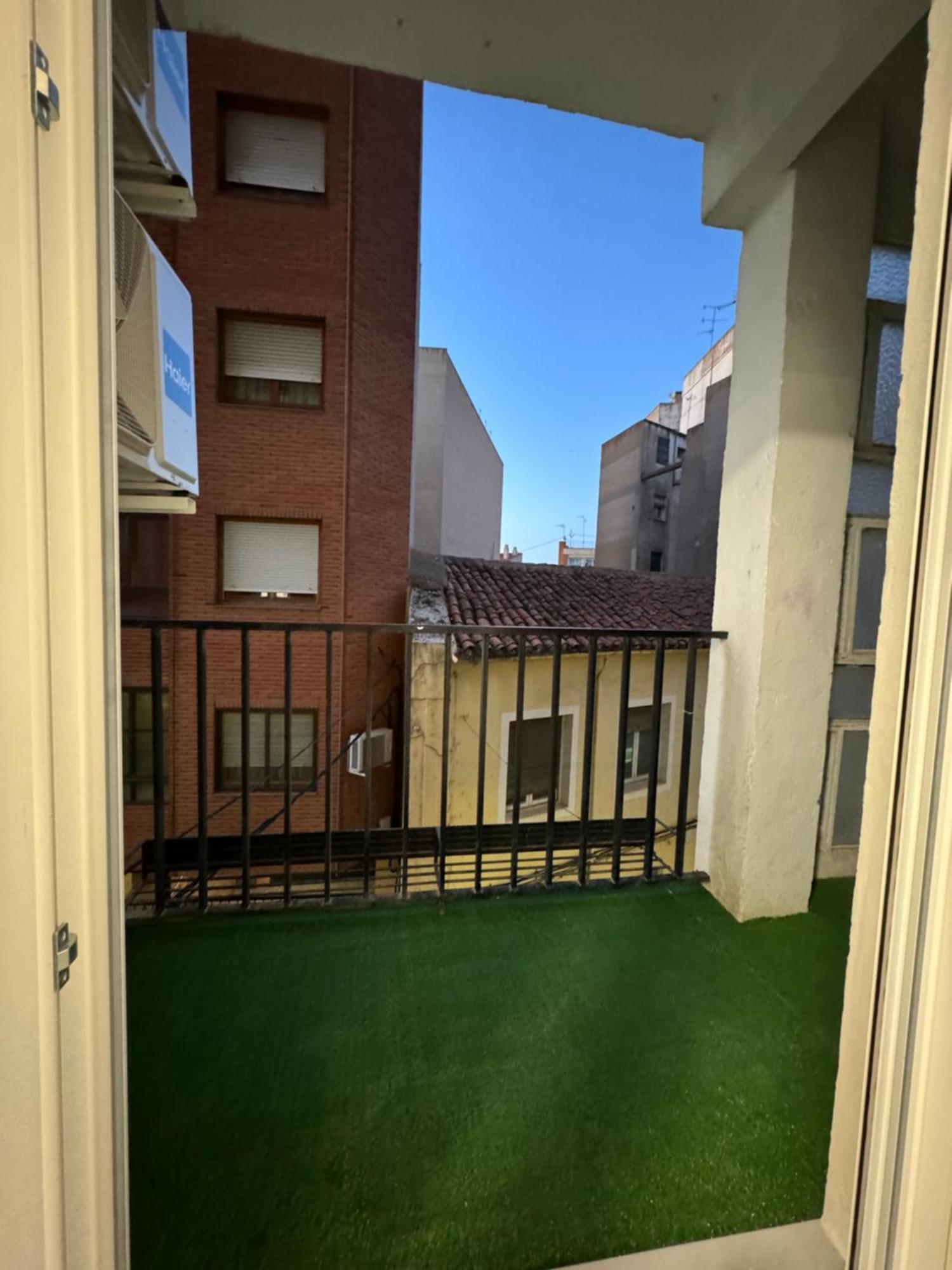 Africa En Centro Moderno Con Balcon Almansa
