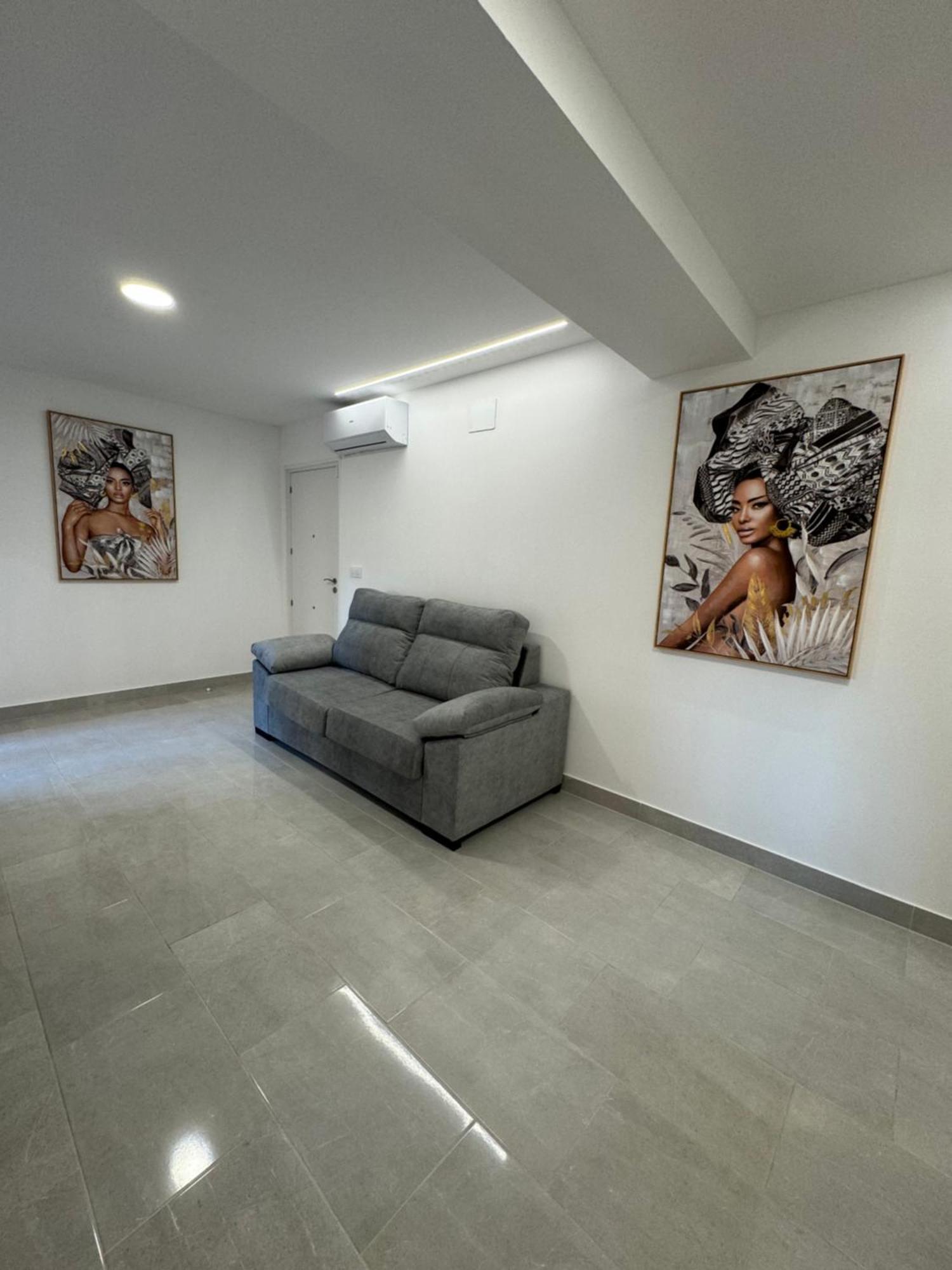 Africa En Centro Moderno Con Balcon Almansa